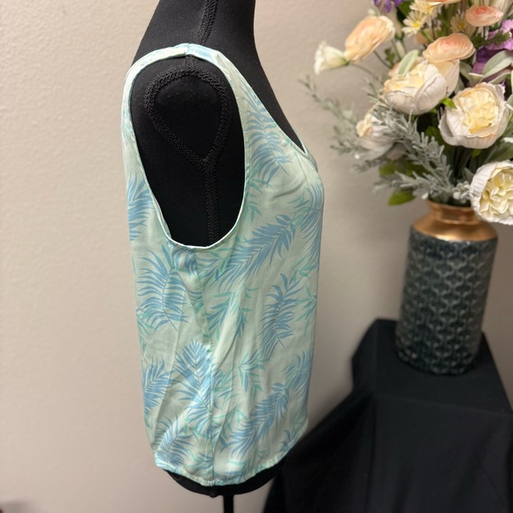 Tommy Bahama Silk Stretch Tank Top – Palm Print, Size Medium. 93% Silk - Picture 4 of 7